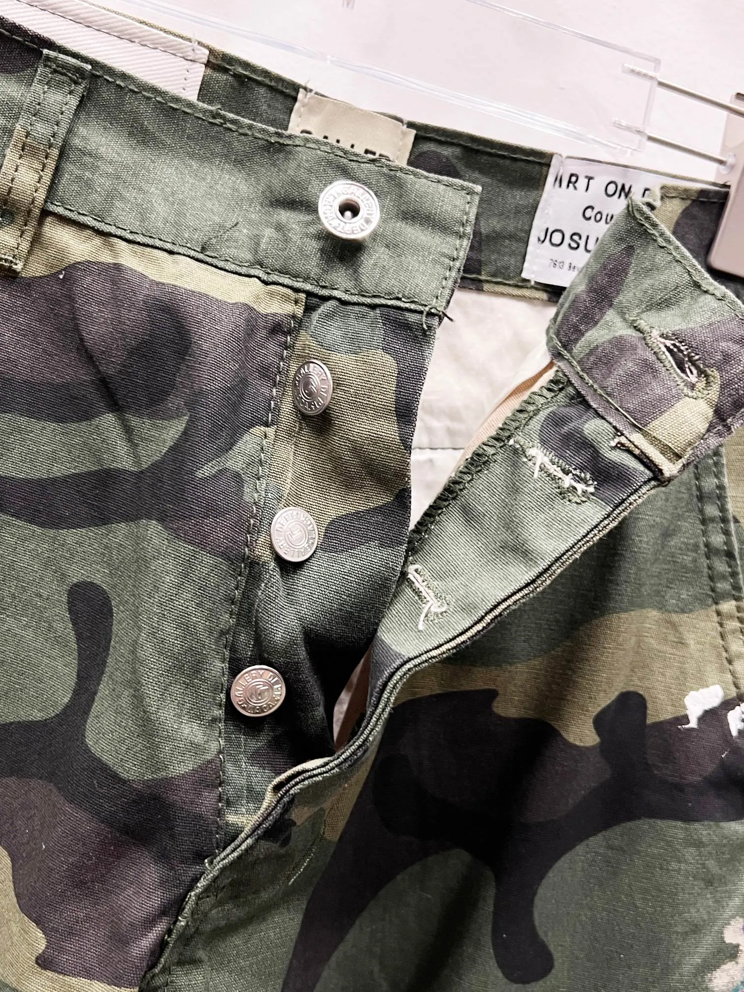 p260 Style No.: (c069) GALLERY DEPT. 2025 new camouflage stitching hand-painted multi-pocket couple style loose bootcut jeans. Top ceiling quality. Styles with different washed textures. Very friendly to people with thin legs and thick legs. The bootcut style is very flattering to the leg shape. Moderate length that never goes out of style. Easy to match. Basic styling for various styles. A must-have in the wardrobe! The fabric is stiff but also makes the upper body soft without losing texture. The washing process is even more perfect. It is a must-have item for everyone! ! ! Washed wheat, hang tag, pants label, complete with three labels Color: camouflage green Size: 28, 30, 32, 34, 36 (five sizes)